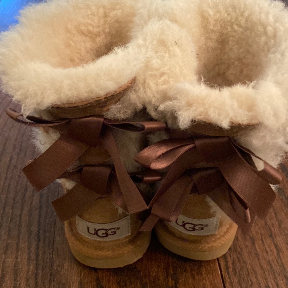 Toddler Uggs - Bailey bow - size 8